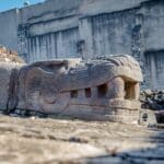 Escultura de serpente no templo asteca (Templo Mayor) nas ruínas de Tenochtitlan - Cidade do México, México