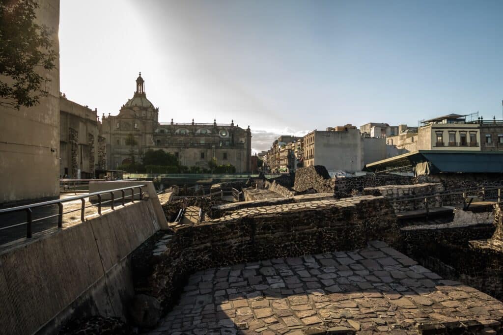 Templo asteca em ruínas de Tenochtitlan com a cúpula da Catedral Metropolitana - Cidade do México, México