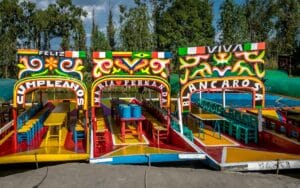 Barcos coloridos no canal de Xochimilco - Cidade do México