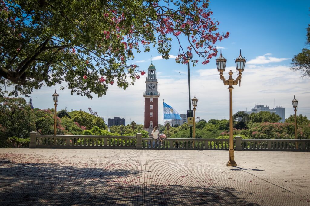 Praça San Martin e Torre Monumental na região do Retiro - Buenos Aires, Argentina