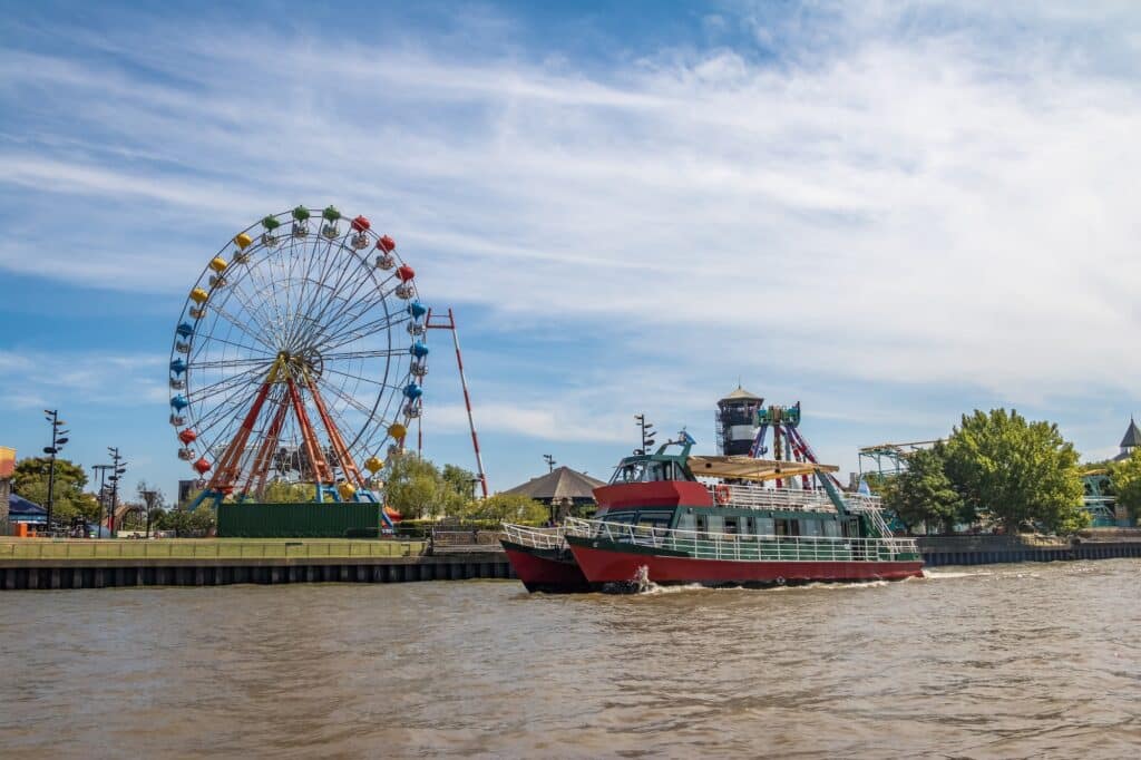 Roda gigante às beiras do Rio Tigre. Buenos Aires, Argentina