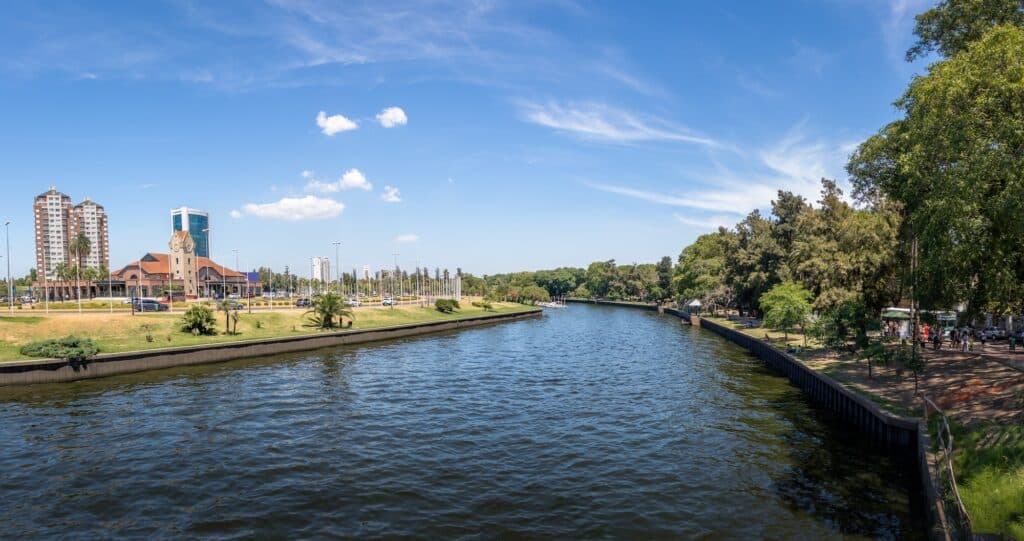 Vista panorâmica do Rio Tigre e da Estação Ferroviária Tigre - Tigre, Buenos Aires, Argentina