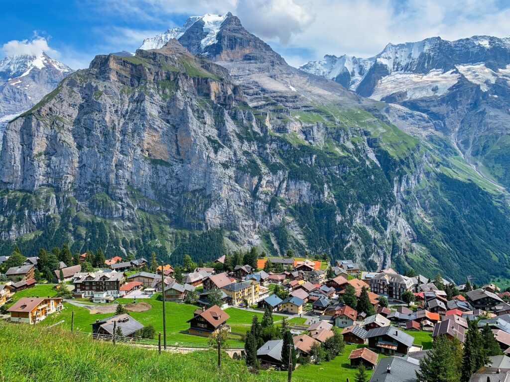 Cidade nos Alpes Suíços